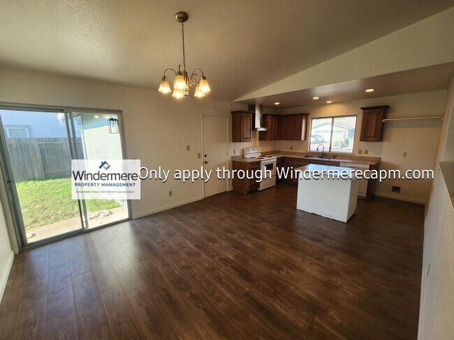 Foto del edificio - Charming 3 bedroom 2 bath Home- Available Now!