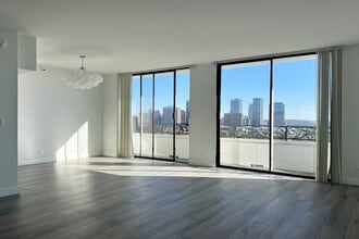 Building Photo - 10390 Wilshire Blvd