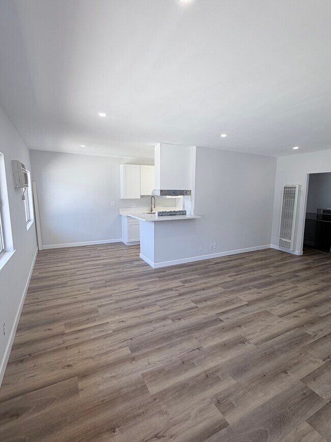 Foto del edificio - 1223 N Kingsley Dr