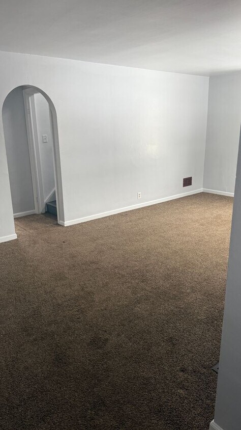 Foto principal - Large 3 bedroom Single Family Home