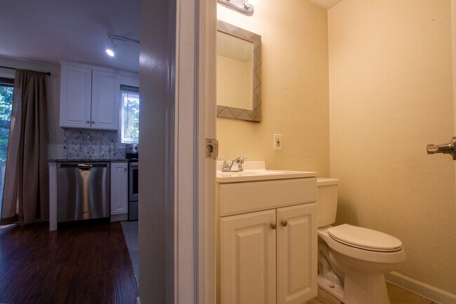 Building Photo - 2039E