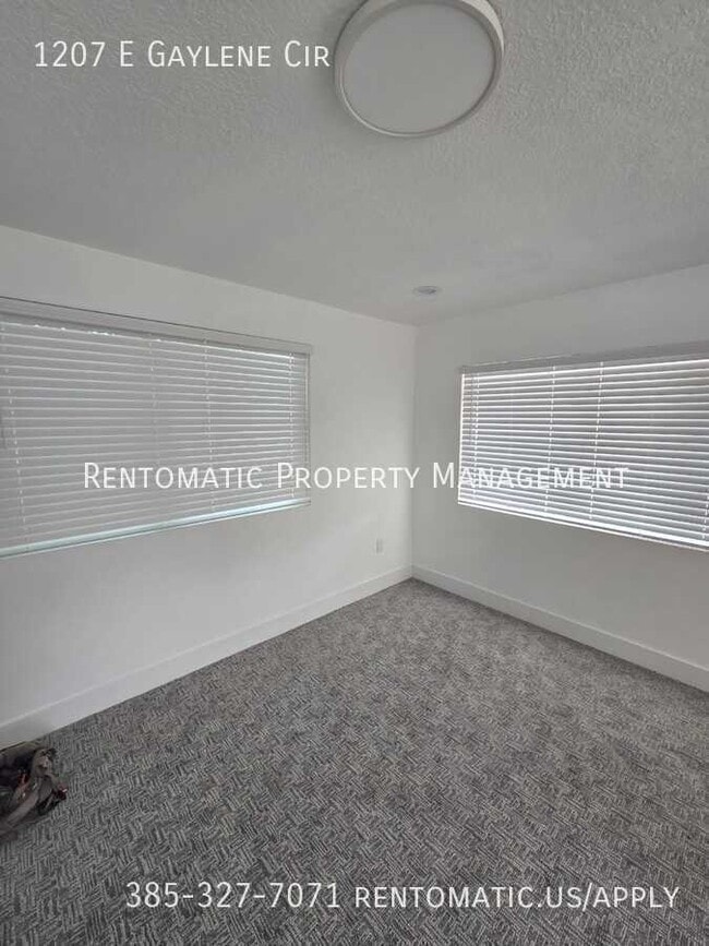 Building Photo - 1207 E Gaylene Cir