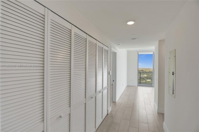 Building Photo - 2000 Metropica Wy