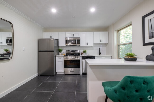 1BR, 1BA - 575SF - Dining Area - Lakeview Apartments