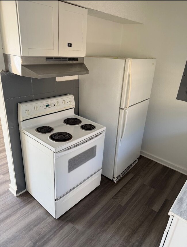 Foto del edificio - Newly Updated 2 Bed / 1 Bath Duplex