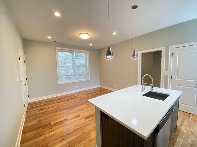 Foto del edificio - 2355 W 18th Pl