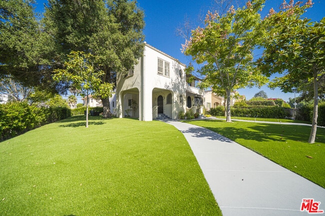Building Photo - 1083 S Rimpau Blvd