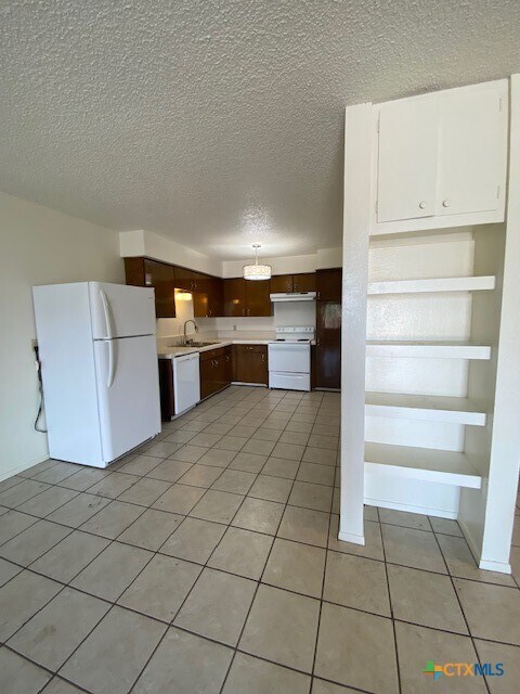 Foto del edificio - 1226 N LBJ Dr