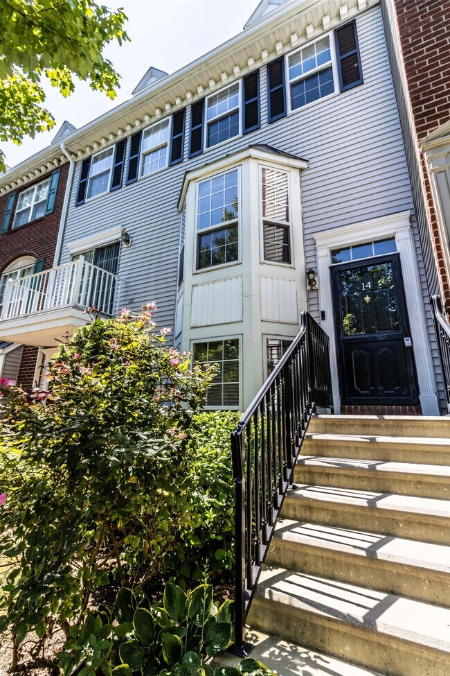 Building Photo - 14 Buttonwood St