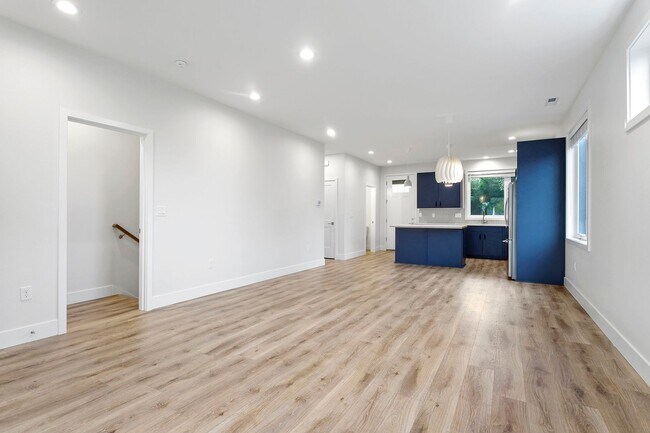 Building Photo - 4 bed/3.5 Bath Townhouse in Richmond Neighborhood, SE Portland