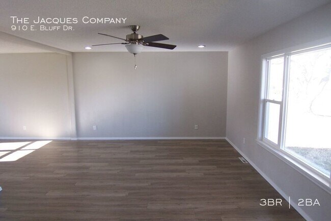 Building Photo - 910 E Bluff Dr