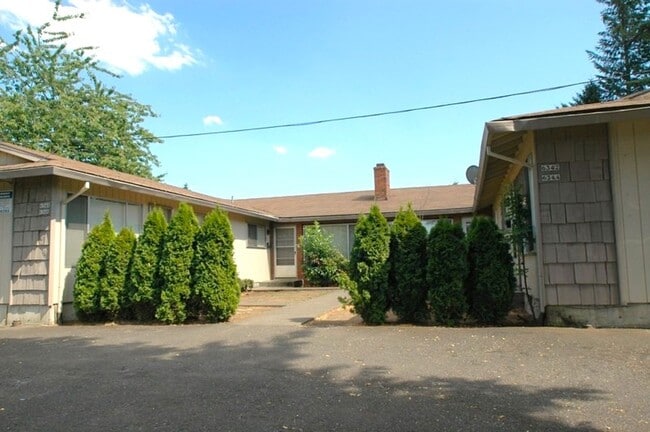 Building Photo - Updated 3 Bedroom, 1 Bath Apt in 4-Plex - ...