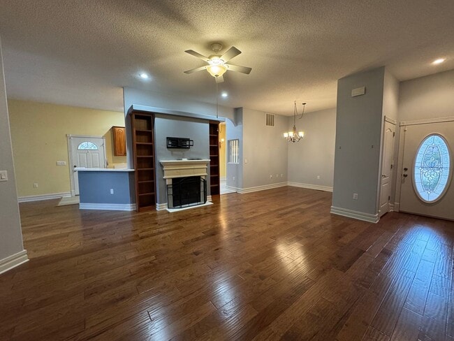 Building Photo - Stunning 3 BR 2 Bath Home!