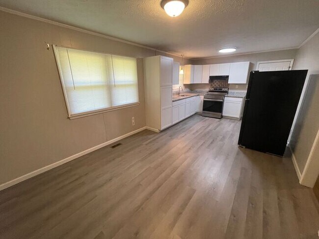 Building Photo - 3/1 Renovated House Available Now! Pet Friendly!