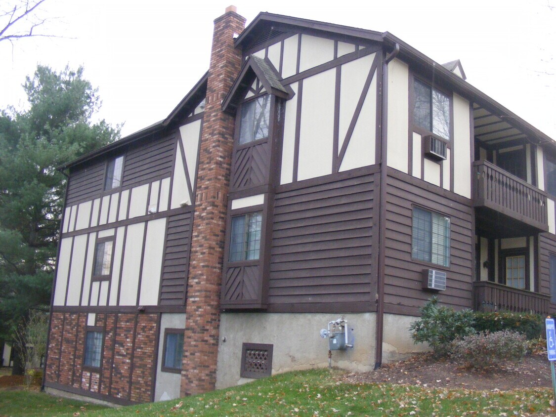 Primary Photo - 8 Rollingwood Dr