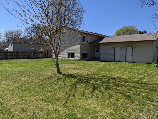 Building Photo - 12905 Pilgrim Ln N