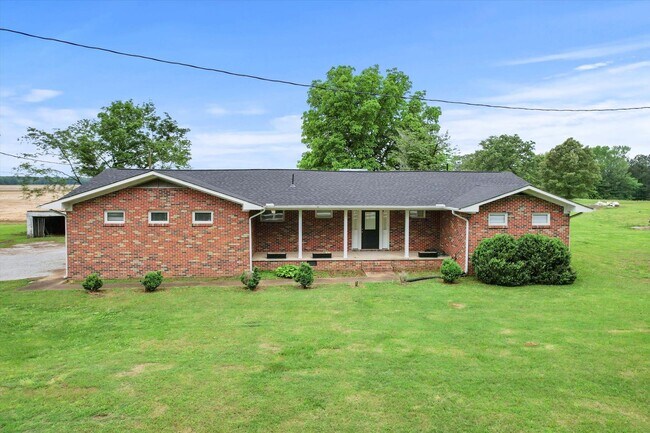 Foto del edificio - Charming Full Brick Home in Peaceful Country Setting