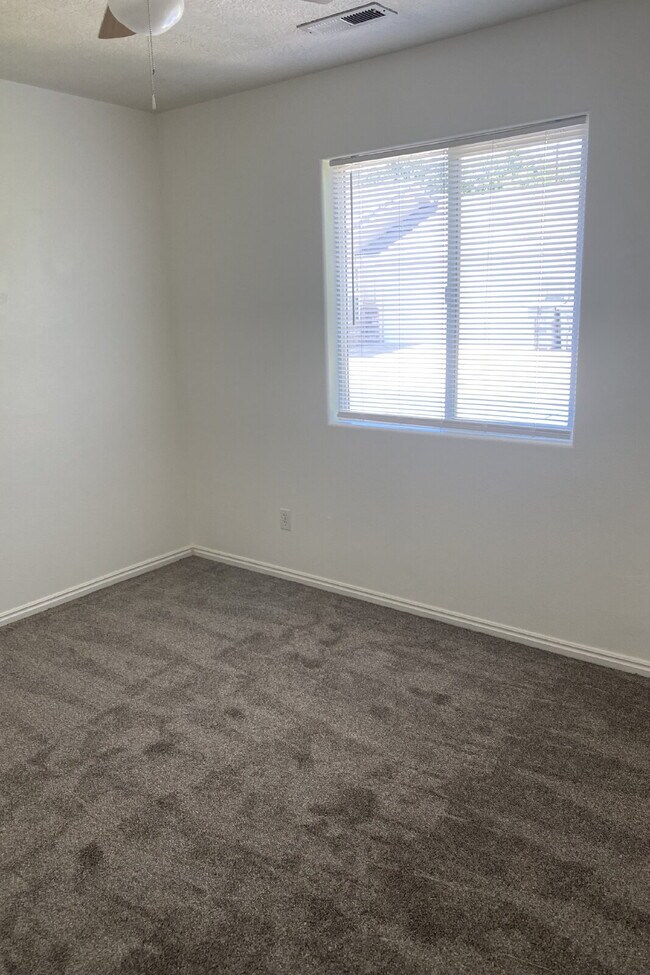 Foto del edificio - Charming 2-Bedroom Townhouse with 2 Full Baths in the Heart of Saint George