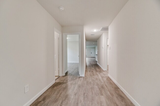 Building Photo - 461 Bobbie St