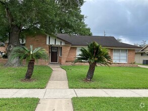 Building Photo - 3727 Woodvalley Dr