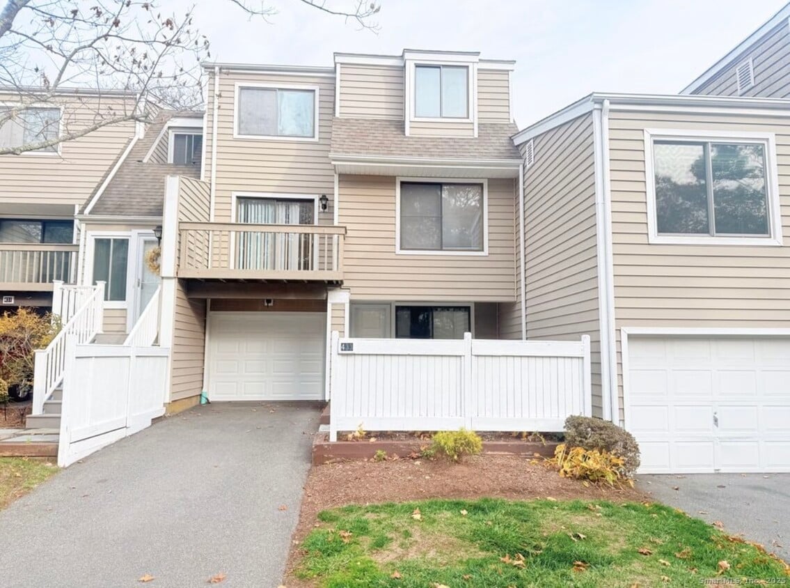 Primary Photo - 433 Thoreau Rd