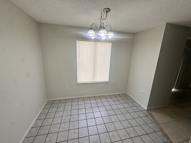 Foto del edificio - 1013 Spring Meadow Dr