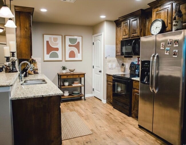 Foto del edificio - Stunning home with a large fenced yard