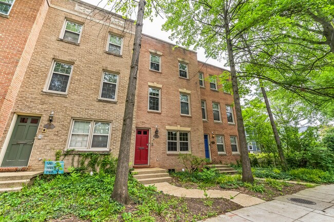 Foto del edificio - 4513 1/2 MacArthur Blvd NW