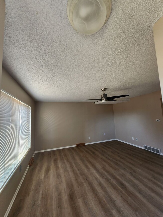 Foto del edificio - 8712 Mariposa St