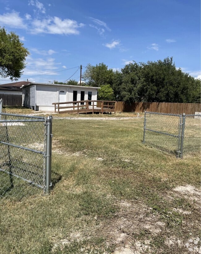 Building Photo - 730 N Dahlia St