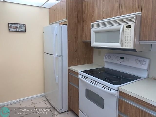 Building Photo - 2103 Lucaya Bend