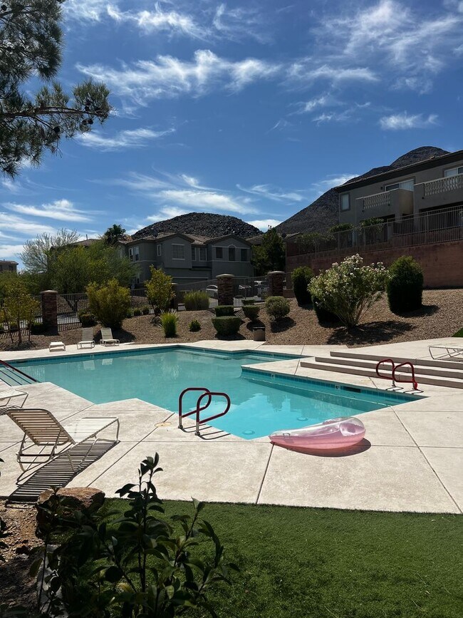 Building Photo - Beautiful Townhome in Gated Black Mountain Vistas (Henderson)