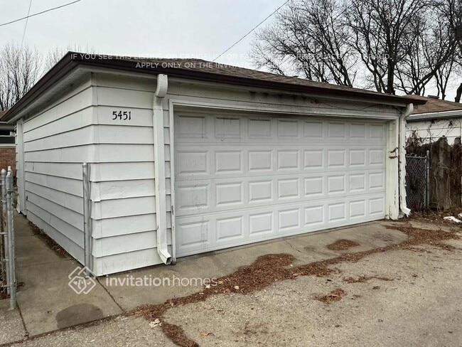 Building Photo - 5451 N Nagle Ave