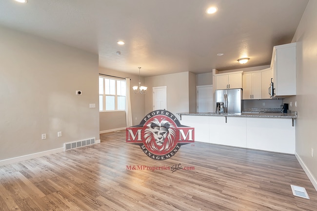 Building Photo - 3 Bed 2.5 Bath Townhome in Bluffdale