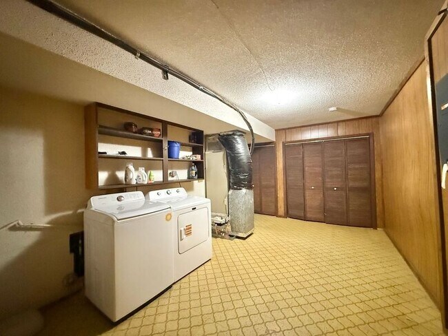 Foto del edificio - 6011 Dixon Dr