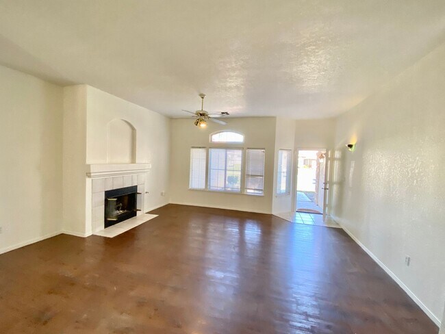 Foto del edificio - Make yourself at home in this delightful Bakersfield Single-family home, with 3 bedrooms + studio...