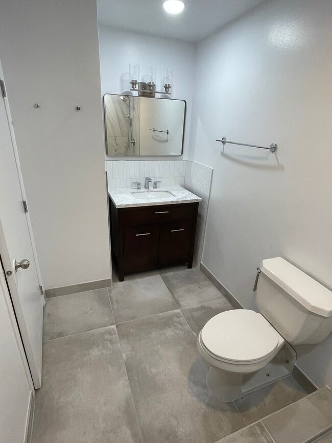 Vanity Area - 811 S Lytle St
