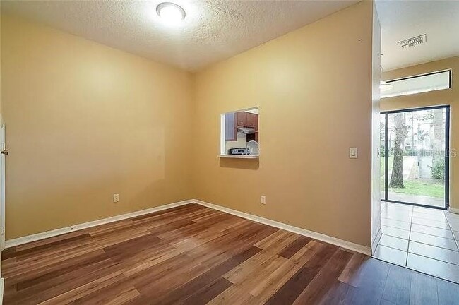 Foto del edificio - 6001 Scotchwood Glen