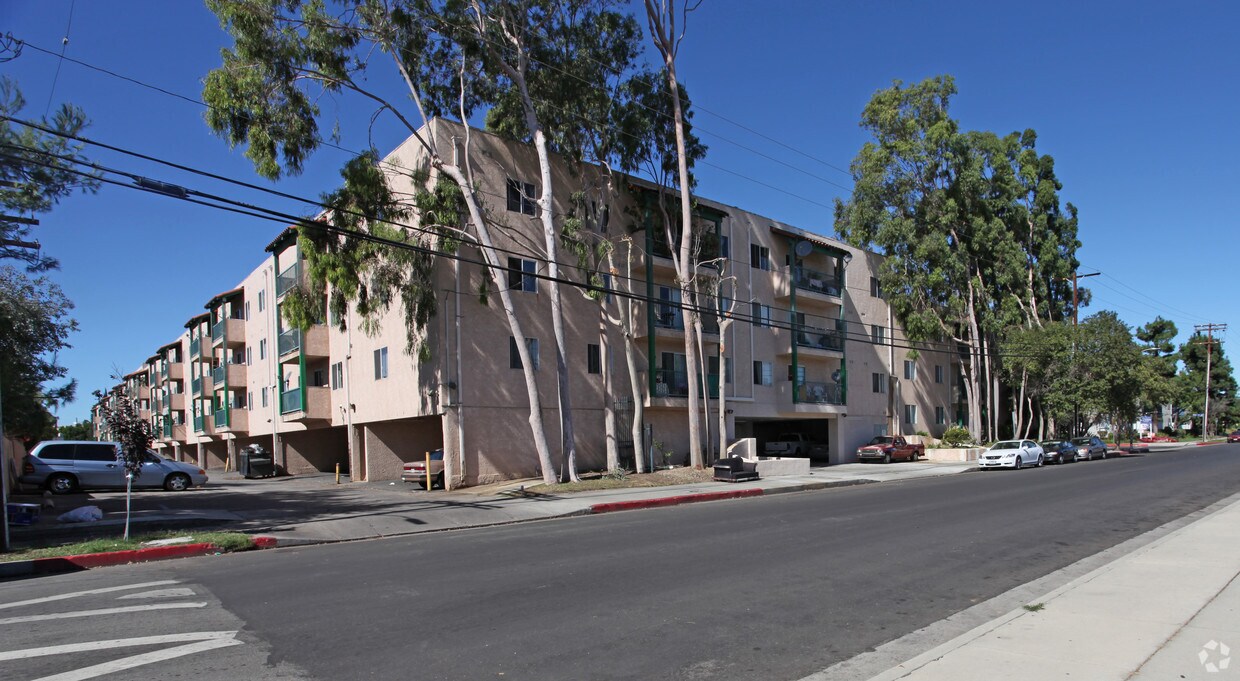 Casa Granada Apartments in Granada Hills, CA