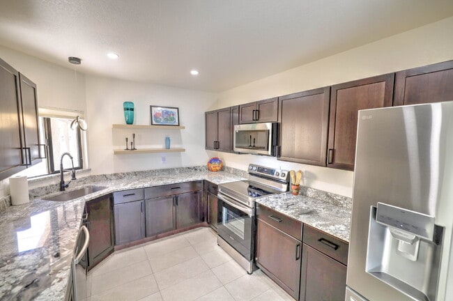 Building Photo - "Charming 2-Bed, 2-Bath Townhouse Retreat in Tucson – Spacious 1176 Sq Ft Living!"
