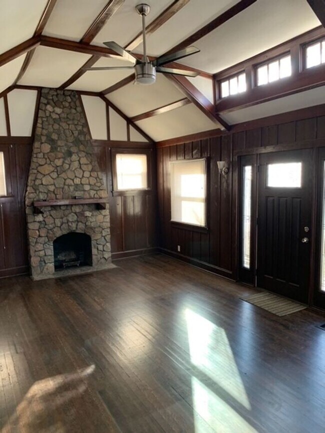 Building Photo - Freshly Painted 4 bedroom 1 bath Home