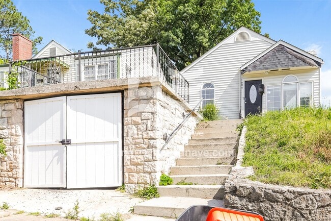 Building Photo - 1600 4th Terrace W