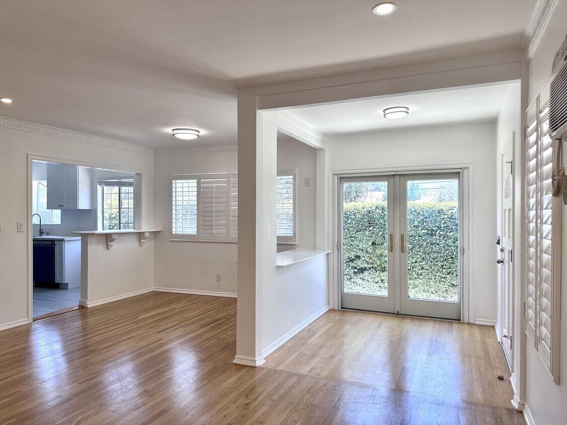 french doors leading out to private patio - 3408 Pearl St