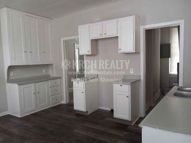 Foto del edificio - Nice 2 BD 1 BTH home with high ceilings an...