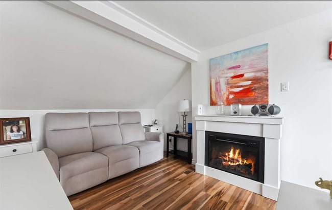 Building Photo - 347 Shakespeare St