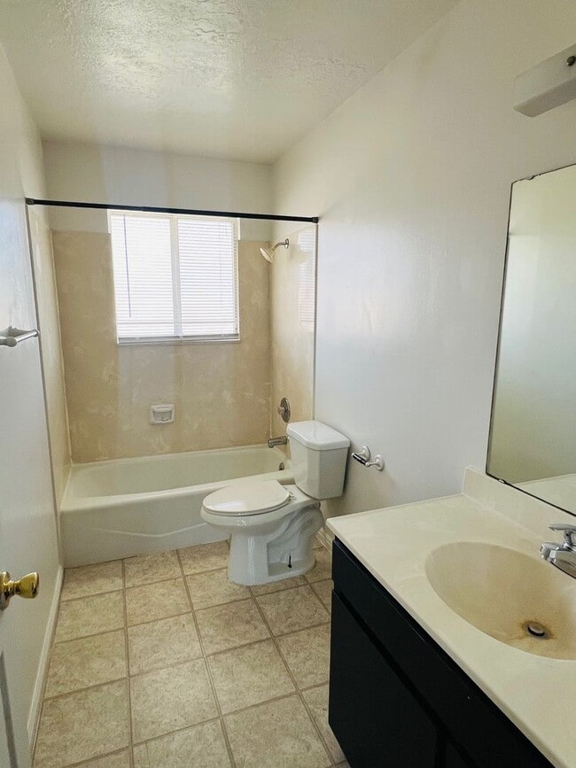 Foto del edificio - Beautiful townhome with air conditioner an...