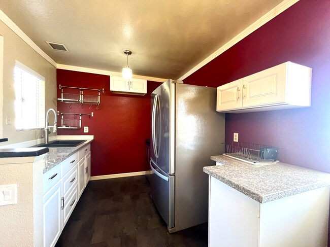 Foto del edificio - 1+1 CREEKSIDE, AVAILABLE NOW!