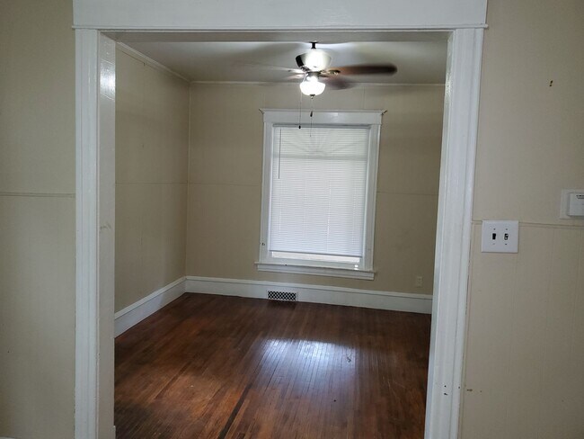 Building Photo - 3 bedroom 1 bath house