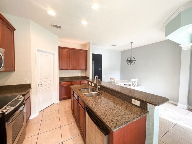 Building Photo - Stunning 3/2.5 Windermere Townhome