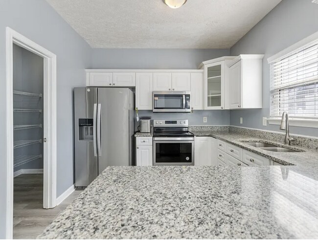 Foto del edificio - Renovated End-Unit Townhome with Spacious Primary Suite